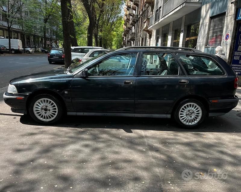 Usata Volvo V40 140 CV (102 kW) 1997 Nero Station wagon