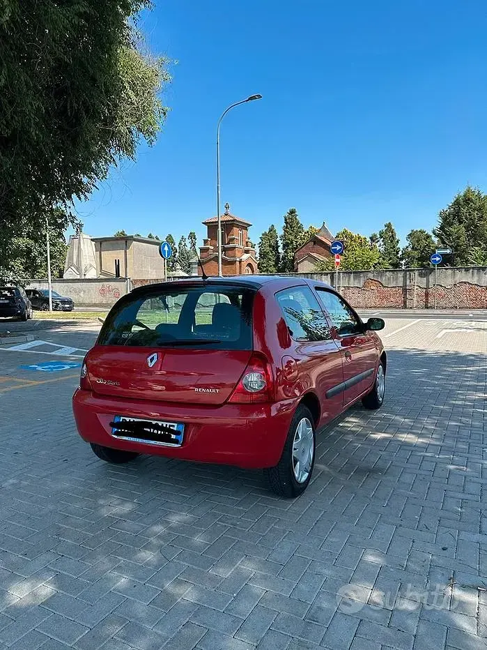 Usata Renault Clio II 48 CV (35 kW) 2007 Rosso Utilitaria