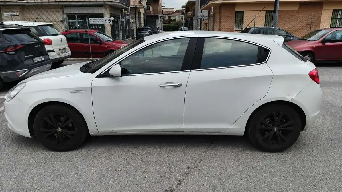 Usata Alfa Romeo Giulietta Progression 105 CV (77 kW) 2011 Bianco Utilitaria