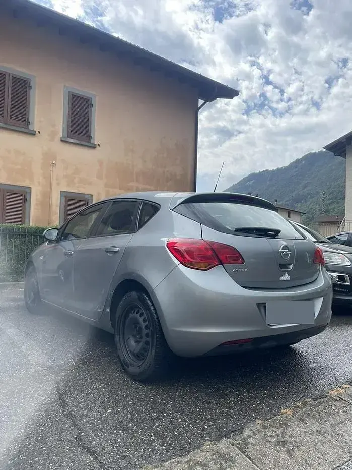 Usata Opel Astra 95 CV (69 kW) 2010 Grigio Monovolume