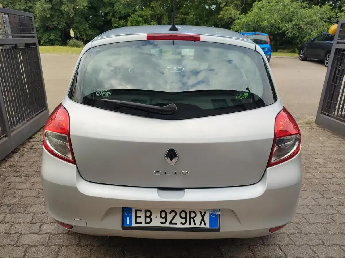 Usata Renault Clio II 74 CV (54 kW) 2010 Grigio Berlina