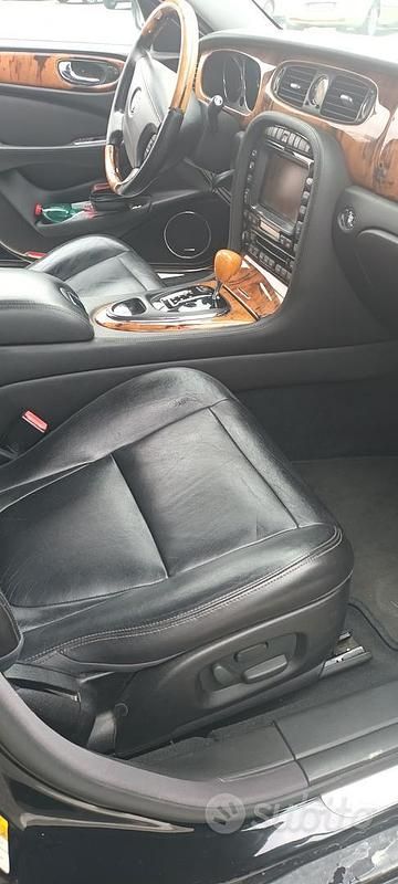 Usata Jaguar XJ 238 CV (175 kW) 2006 Nero Berlina