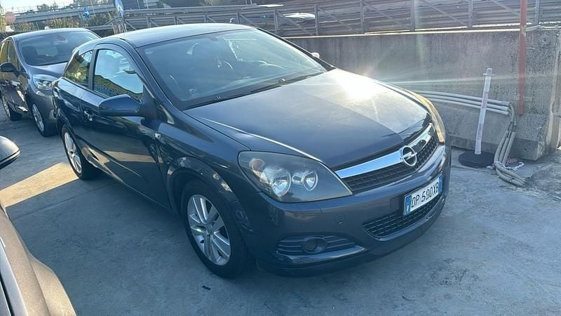 Usata Opel Astra GTC Enjoy 90 CV (66 kW) 2009 Grigio Berlina