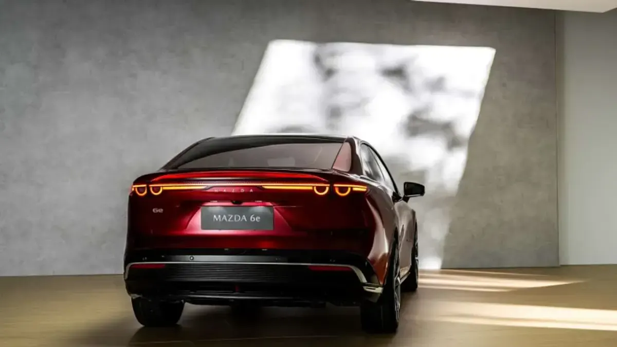 Nuova Mazda 6e Takumi-Line 180 kW (245 CV) 2025 Argento Berlina