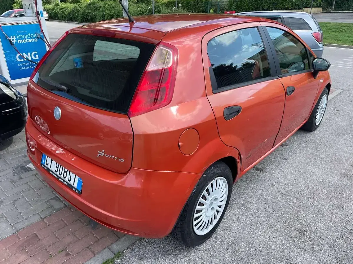 Usata Fiat Grande Punto Dynamic 65 CV (47 kW) 2005 Arancione Utilitaria