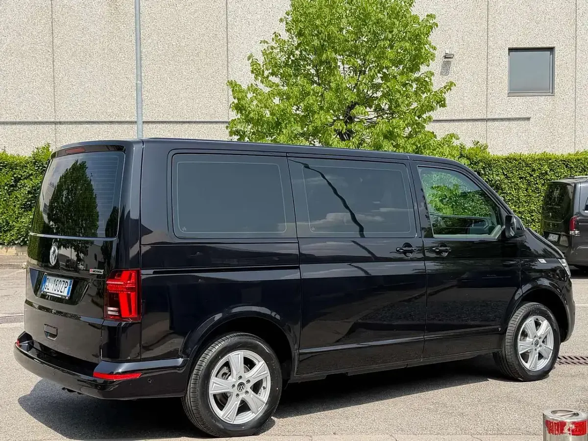 Usata VW Caravelle Business 204 CV (150 kW) 2022 Deep black perlato Furgone