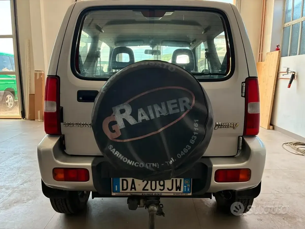 Usata Suzuki Jimny 85 CV (62 kW) 2006 Grigio SUV