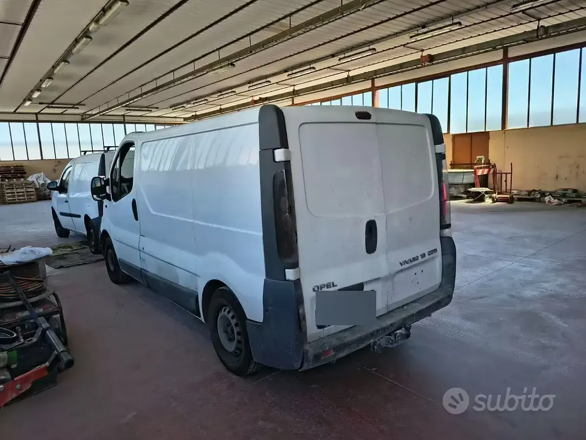 Usata Opel Vivaro 100 CV (73 kW) 2006 Bianco Monovolume