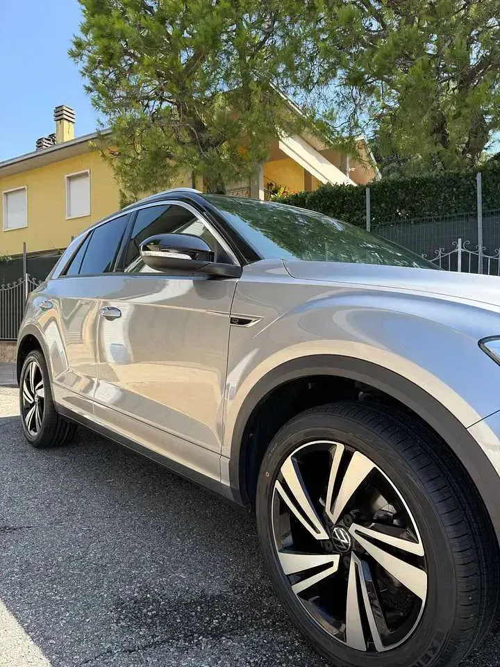 Usata VW T-Roc R-line 150 CV (110 kW) 2024 Pyrite silver met / tetto nero SUV