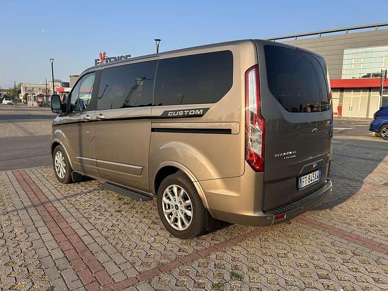 Usata Ford Tourneo Custom Titanium 133 CV (97 kW) 2018 Beige Furgone