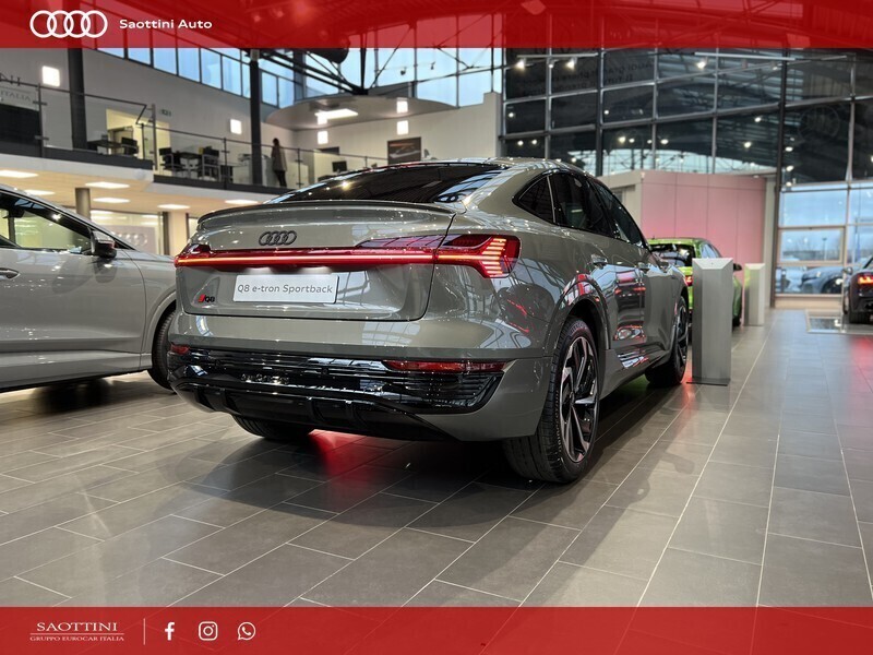 Usato 2023 Audi Q8 e-tron El 215 CV (111.000 €)