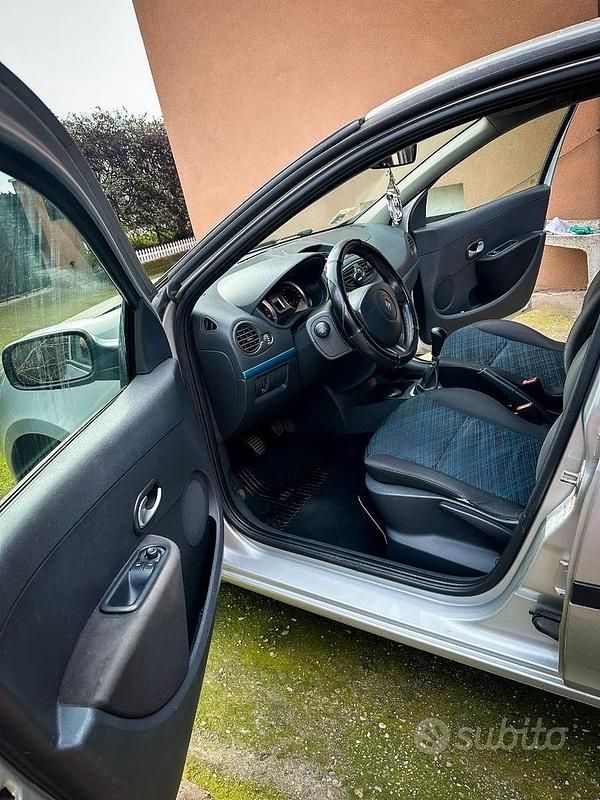 Usado Renault Clio II 82 CV (60 kW) 2008 Gris Utilitario