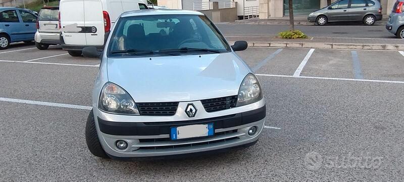 Usato 2001 Renault Clio II Benzin (1.300 €)