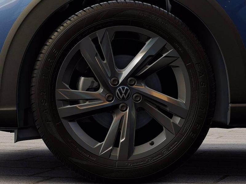 Usata VW Taigo R-line 110 CV (80 kW) 2024 Reef blue metallizzato nero SUV
