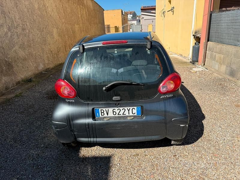 Usata Toyota Aygo 68 CV (50 kW) 2006 Grigio Utilitaria