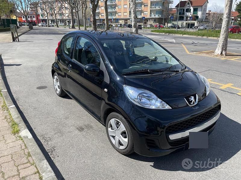 Usata Peugeot 107 68 CV (50 kW) 2012 Nero Utilitaria