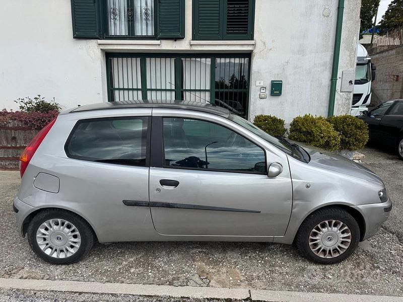 Usata Fiat Punto 80 CV (58 kW) 2000 Grigio Utilitaria