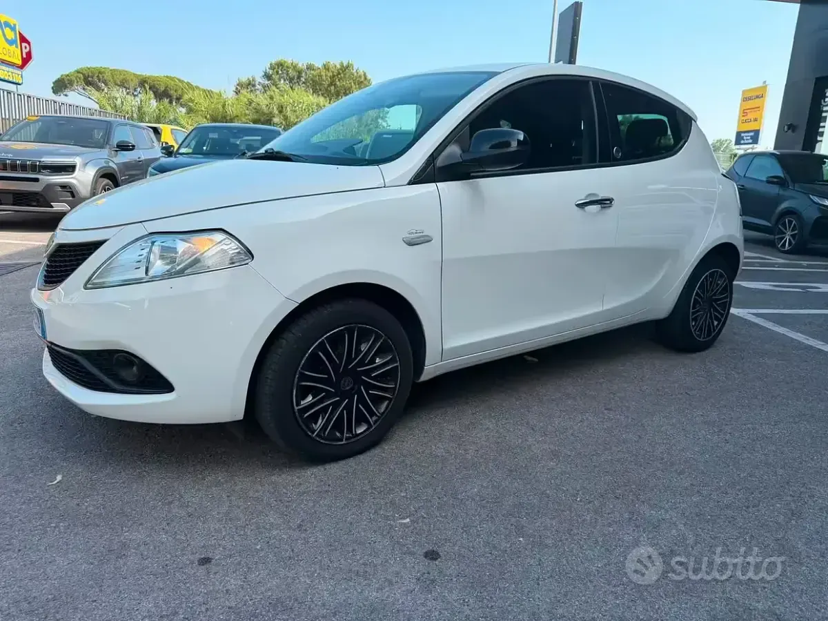 Usata Lancia Ypsilon Gold 69 CV (50 kW) 2019 Bianco Utilitaria
