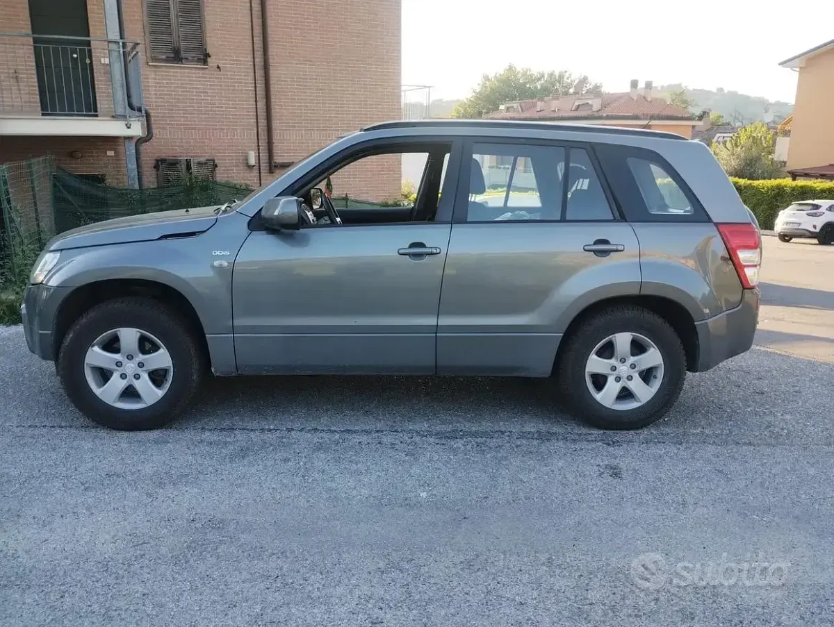 Second-hand Suzuki Vitara 129 CP (94 kW) 2006 Gri Break