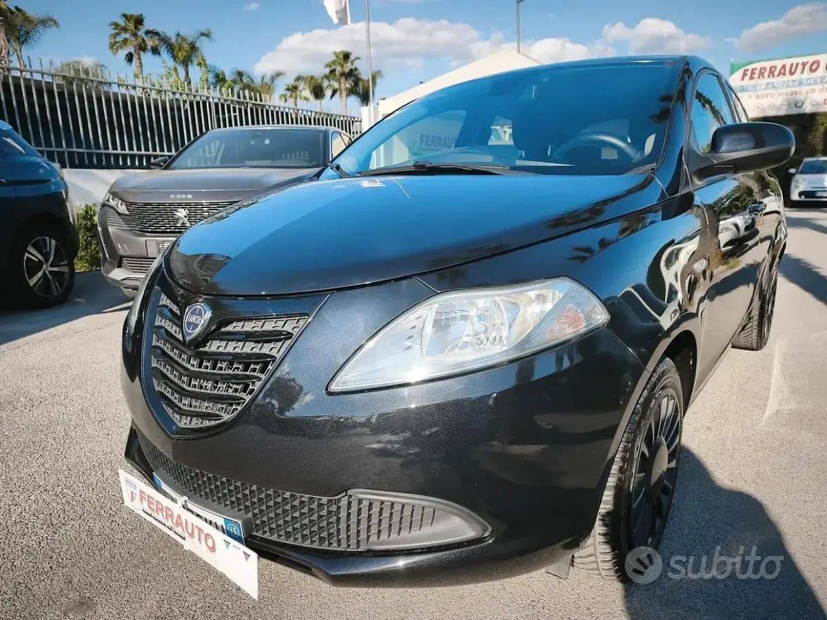 Usado Lancia Ypsilon 69 HP (50 kW) 2015 Preto Citadino