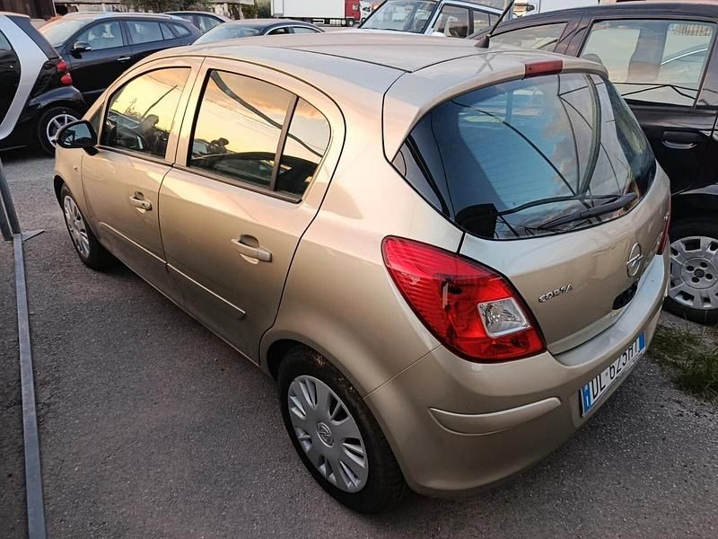 Usata Opel Corsa Enjoy 90 CV (66 kW) 2007 Oro Berlina