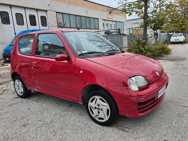 Rosso Usata 2010 Fiat 600 Tre volumi | 1600 € (Buon prezzo) - Immagine 1/4