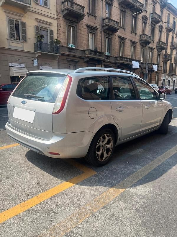 Usata Ford Focus 115 CV (84 kW) 2010 Grigio Station wagon