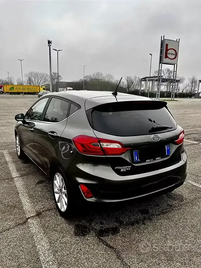 Usata Ford Fiesta Titanium 86 CV (63 kW) 2020 Grigio Utilitaria