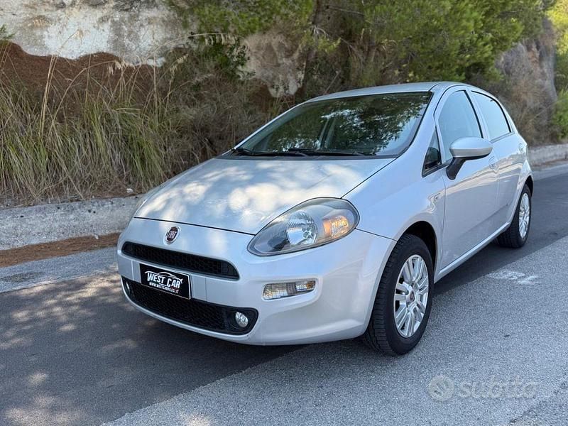 Grigio Usata 2016 Fiat Punto Lounge Tre volumi | 7499 € (Cara) - Immagine 1/4
