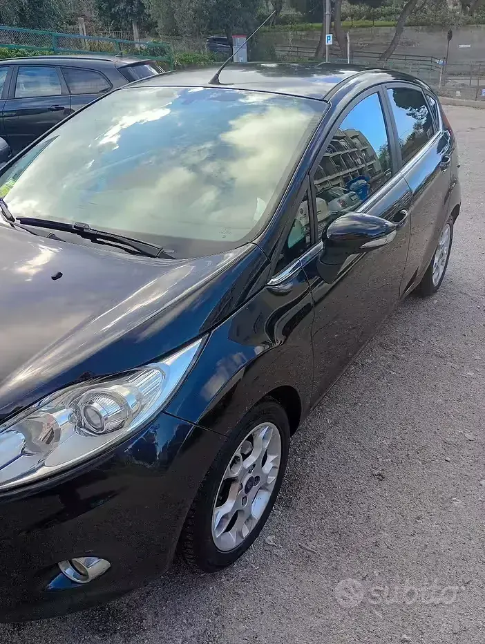 Usata Ford Fiesta 70 CV (51 kW) 2012 Nero Berlina