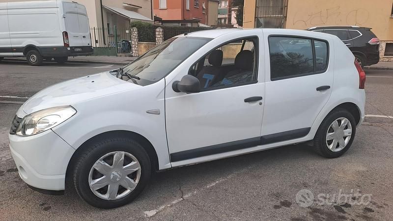 Usata Dacia Sandero Ambiance 75 CV (55 kW) 2011 Bianco Utilitaria