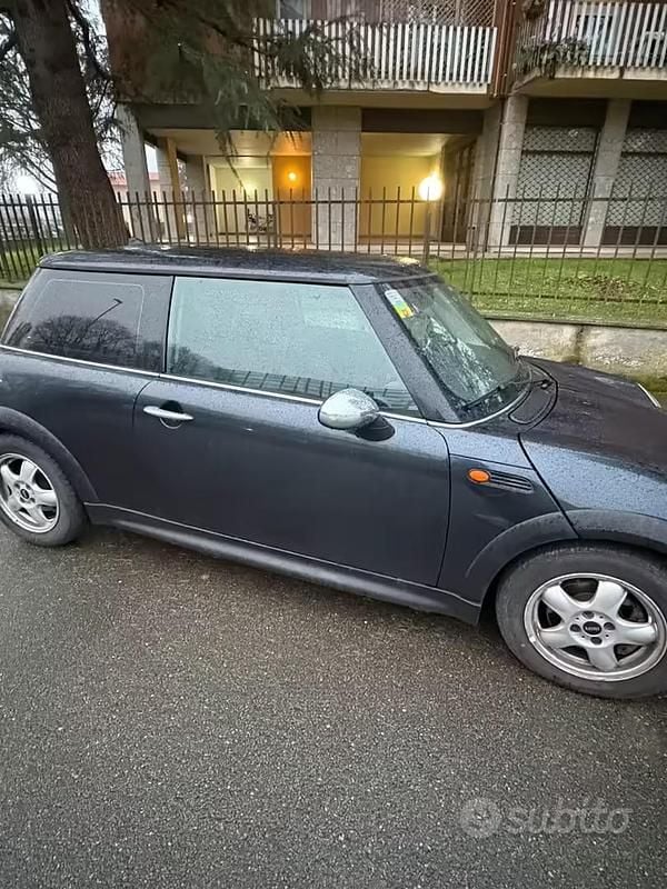 Begagnad Mini Cooper 75 HK (55 kW) 2004 Svart Halvkombi