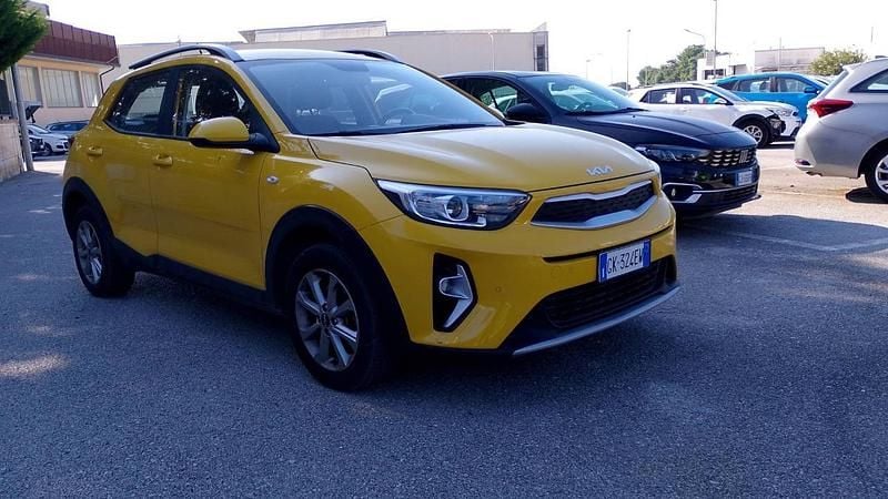 Begagnad Kia Stonic Urban 84 HK (61 kW) 2022 Gul SUV