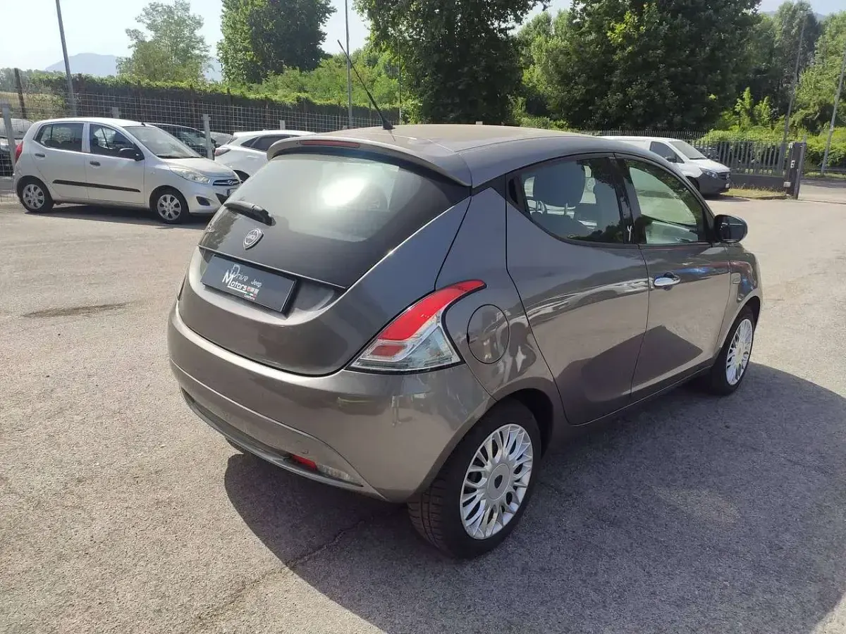Usata Lancia Ypsilon Silver 69 CV (50 kW) 2016 Grigio Utilitaria
