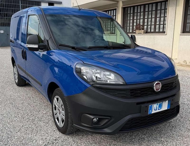Usata Fiat Doblò 95 CV (69 kW) 2018 Blu/azzurro Monovolume
