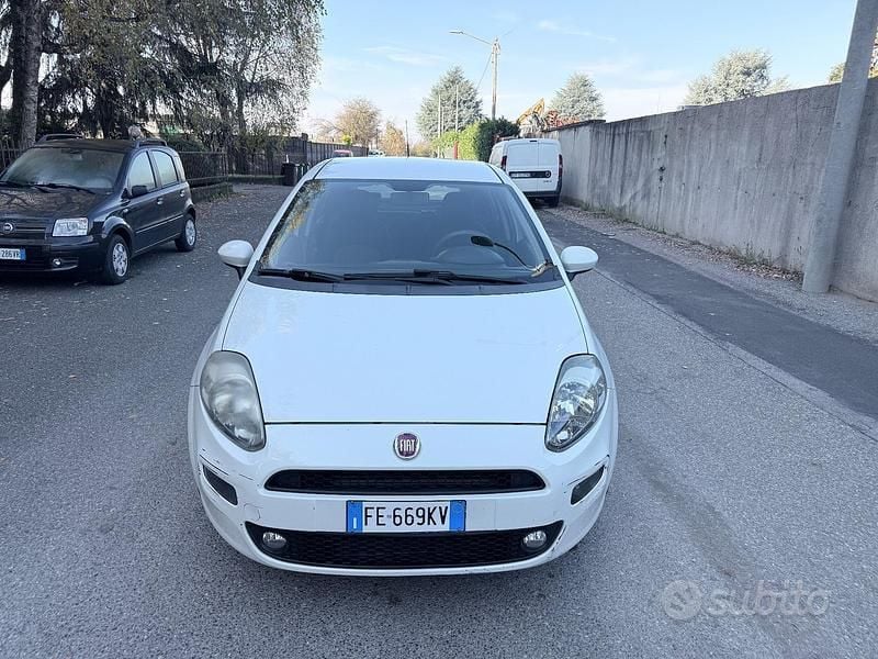 Bianco Usata 2016 Fiat Punto Lounge Tre volumi | 2700 € (Super prezzo) - Immagine 1/4