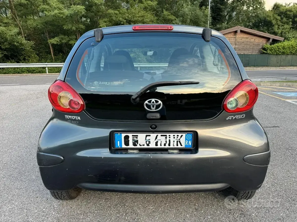 Usata Toyota Aygo Sol 68 CV (50 kW) 2005 Grigio Utilitaria