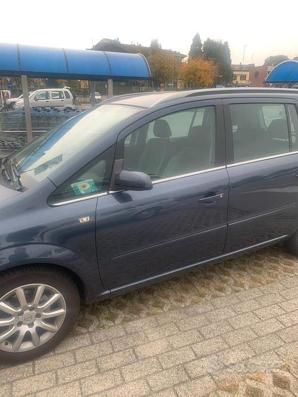 Usata Opel Zafira 2006 Blu Monovolume