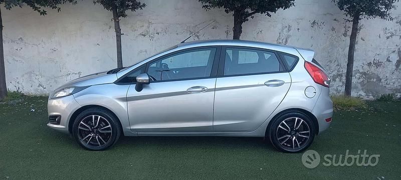 Usata Ford Fiesta 75 CV (55 kW) 2014 Grigio Utilitaria