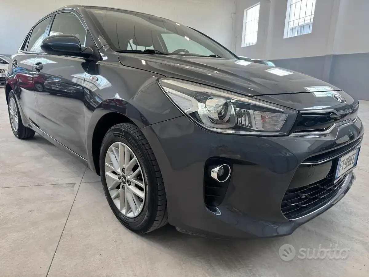 Usata Kia Rio 101 CV (74 kW) 2018 Grigio Berlina