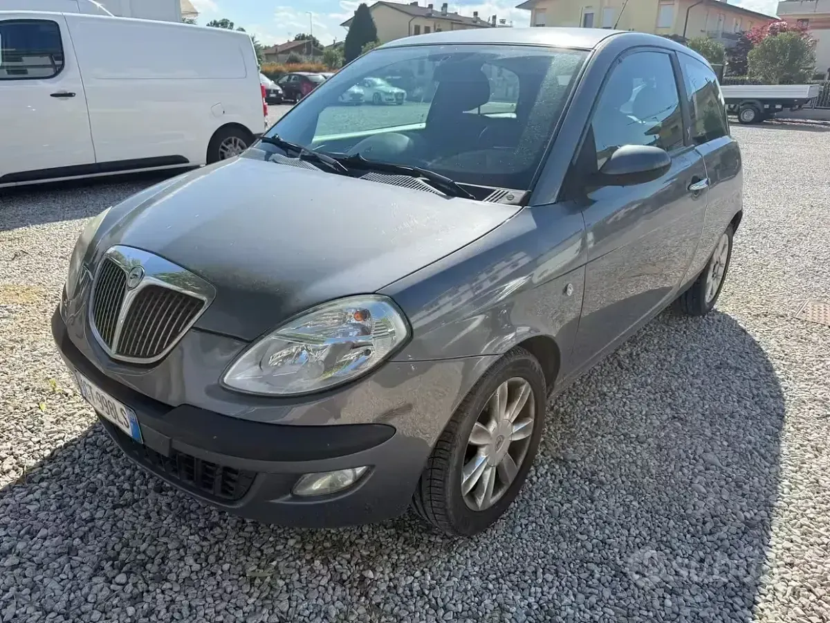 Usata Lancia Ypsilon 60 CV (44 kW) 2005 Grigio Utilitaria
