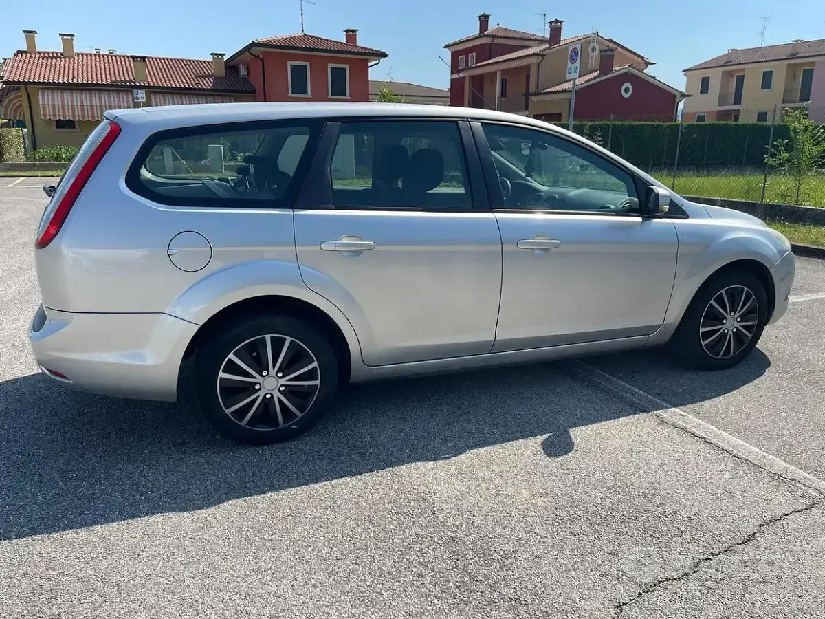 Usata Ford Focus 109 CV (80 kW) 2009 Grigio Station wagon