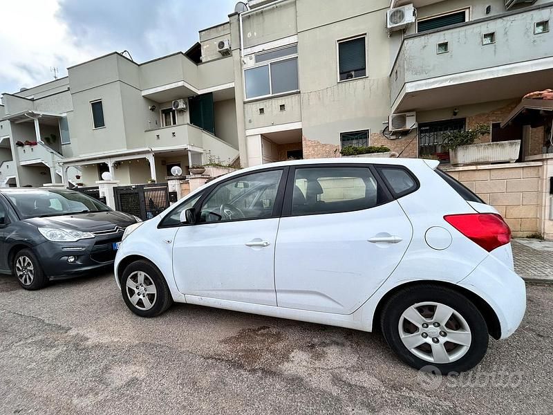 Usata Kia Venga 90 CV (66 kW) 2014 Bianco Utilitaria