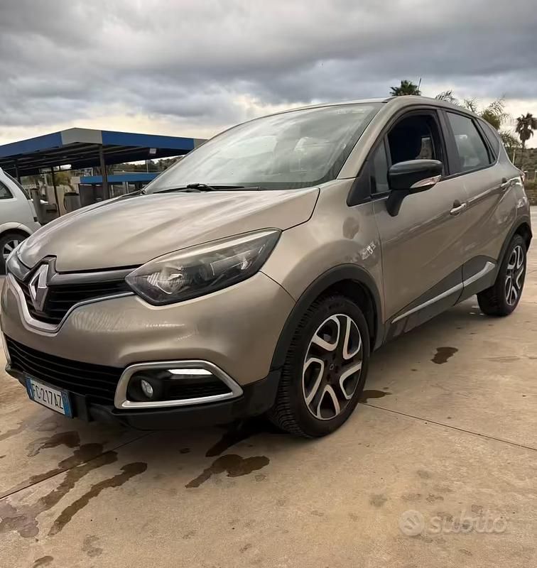 Usado Renault Captur Iconic 90 CV (66 kW) 2016 Marrón SUV