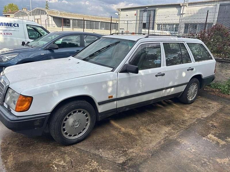 Bianco Usata 1987 Mercedes E300 Station wagon | 5500 € - Immagine 1/4