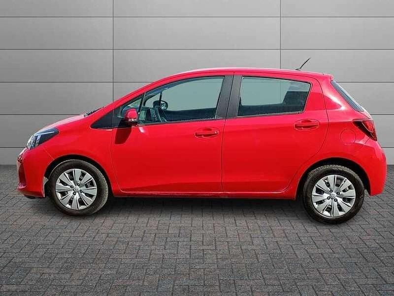 Usata Toyota Yaris Active 69 CV (50 kW) 2016 Rosso Utilitaria