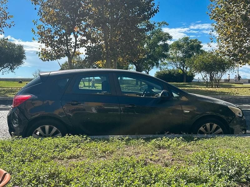 Nero Usata 2010 Opel Astra Tre volumi | 2000 € (Super prezzo) - Immagine 1/3