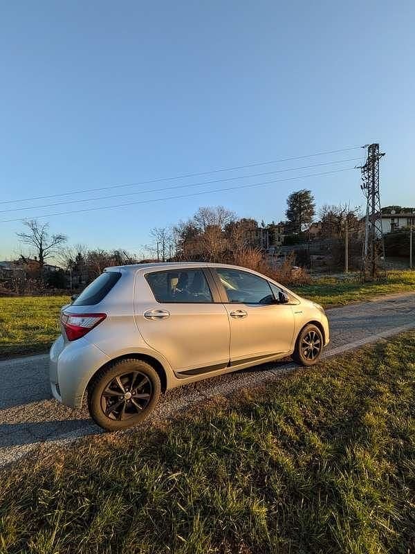 Usata Toyota Yaris Hybrid Active 73 CV (53 kW) 2019 Argento Berlina