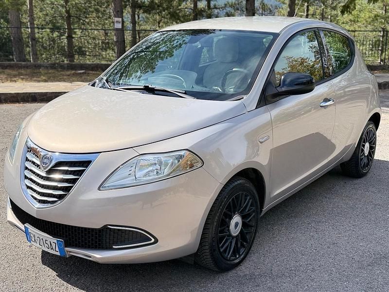 Usata Lancia Ypsilon Gold 95 CV (69 kW) 2014 Oro Utilitaria