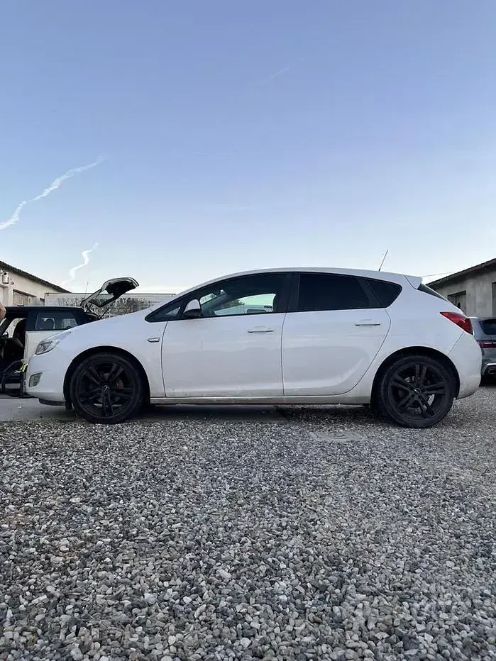 Usata Opel Astra 95 CV (69 kW) 2011 Bianco Berlina